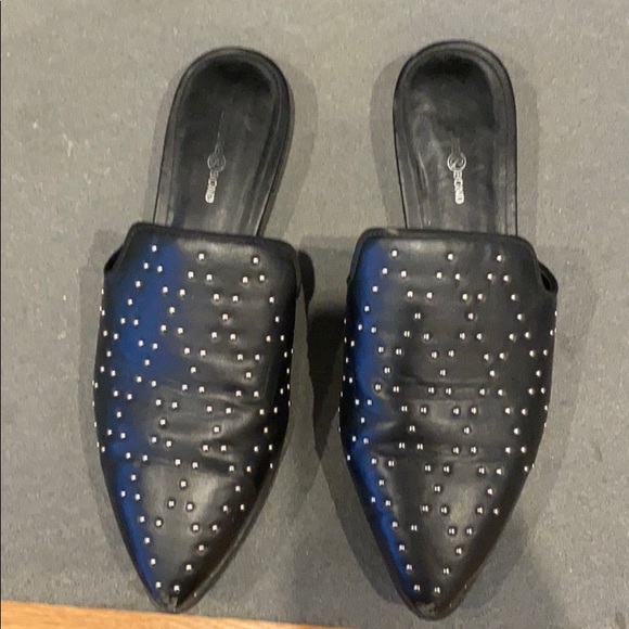 Adorable studded flats - Picture 2 of 3